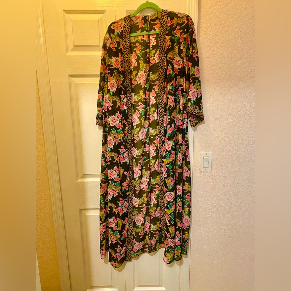 Torrid vintage look,Long,sheer,kimono robe . Women’s size 1. Cheetah theme .